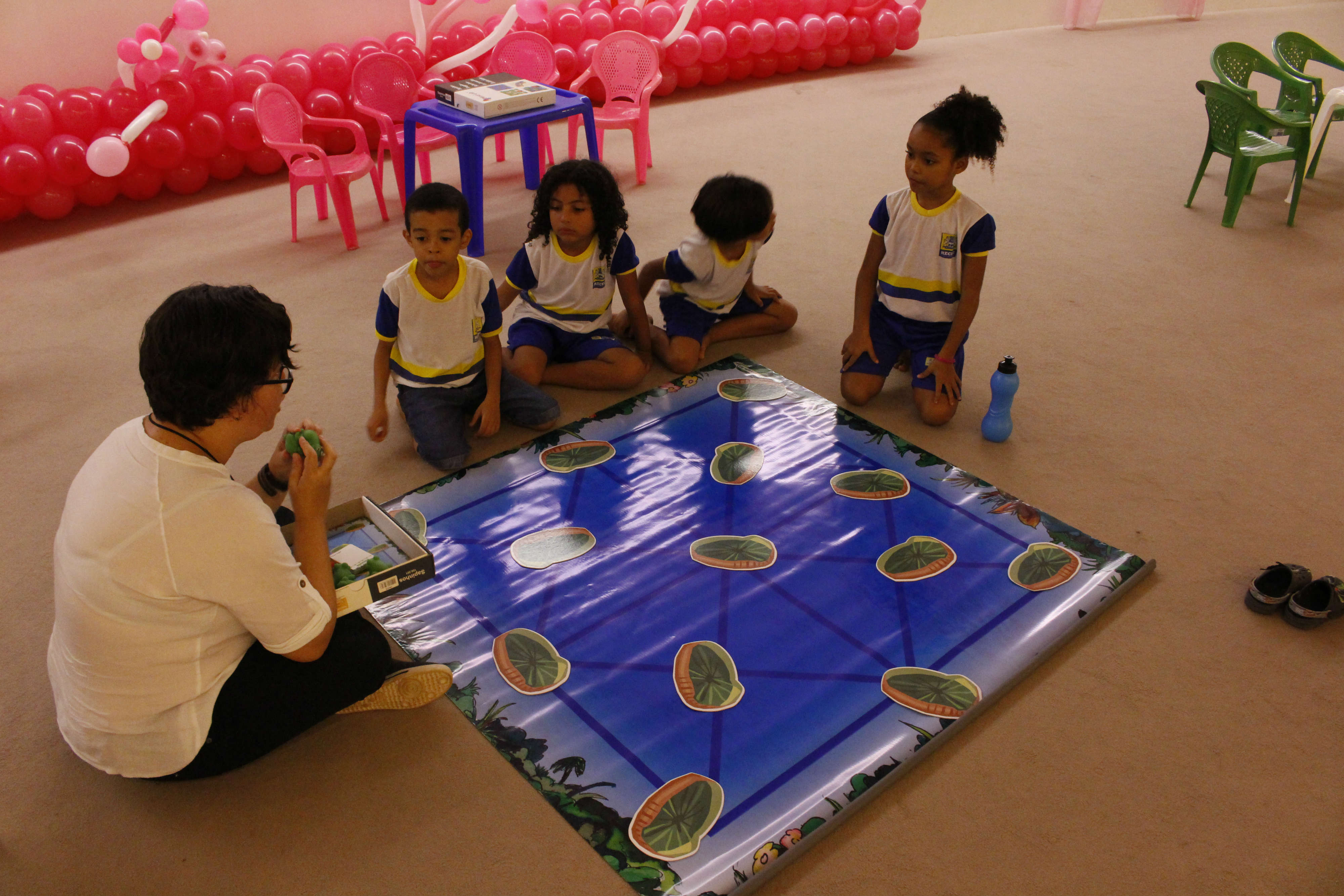 Os alunos do maternal II participam de oficina com jogos